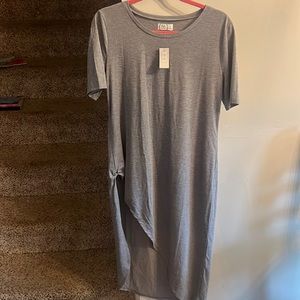 Maurices women’s medium, shirt, high/low angle  in the front, nwt